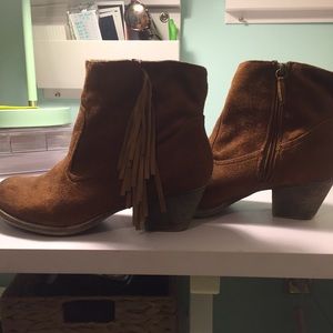 Suede booties with fringe